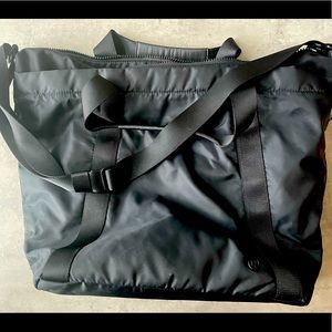 Lululemon large gym bag